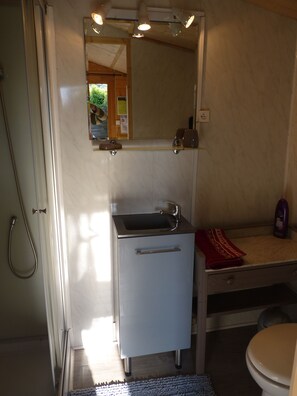 Classic Chalet, 1 Bedroom, Kitchenette, Garden Area | Blackout curtains, soundproofing, free WiFi, bed sheets - L'Arum Antique (Sainte-Catherine-de-Fierbois)