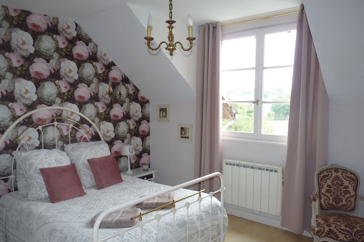 Room (Le Lys) | Blackout curtains, soundproofing, free WiFi, bed sheets
