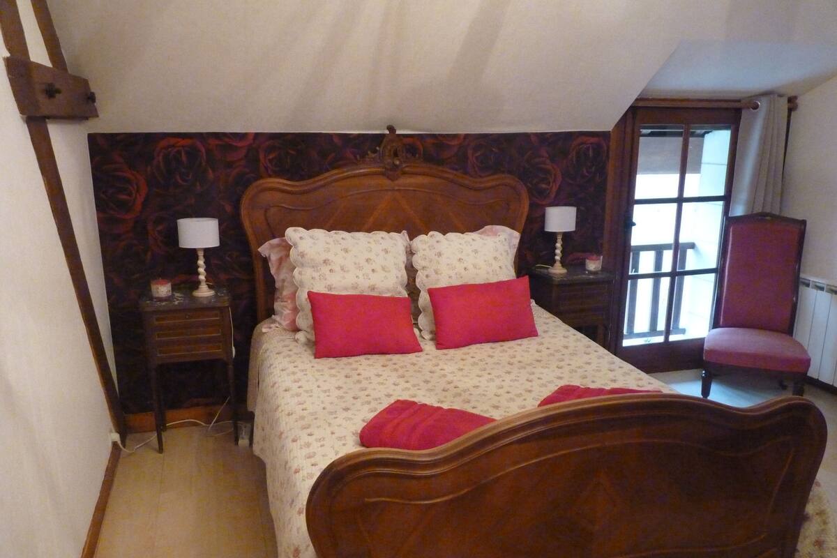 Blackout curtains, soundproofing, free WiFi, bed sheets