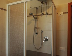 Villa, 2 Bedrooms | Bathroom shower - Merly-Villa 250mt dal mare (Fondi)