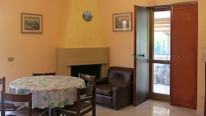 Villa, 2 Bedrooms | In-room dining - Merly-Villa 250mt dal mare (Fondi)