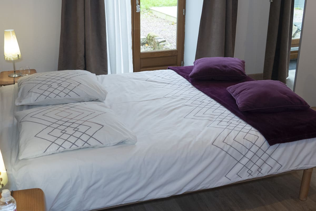 Chambre Charlotte - Indépendante | Lydisolering, strygejern/strygebræt, gratis Wi-Fi, sengetøj