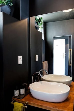 Studio, 1 chambre | Lavabo de la salle de bain