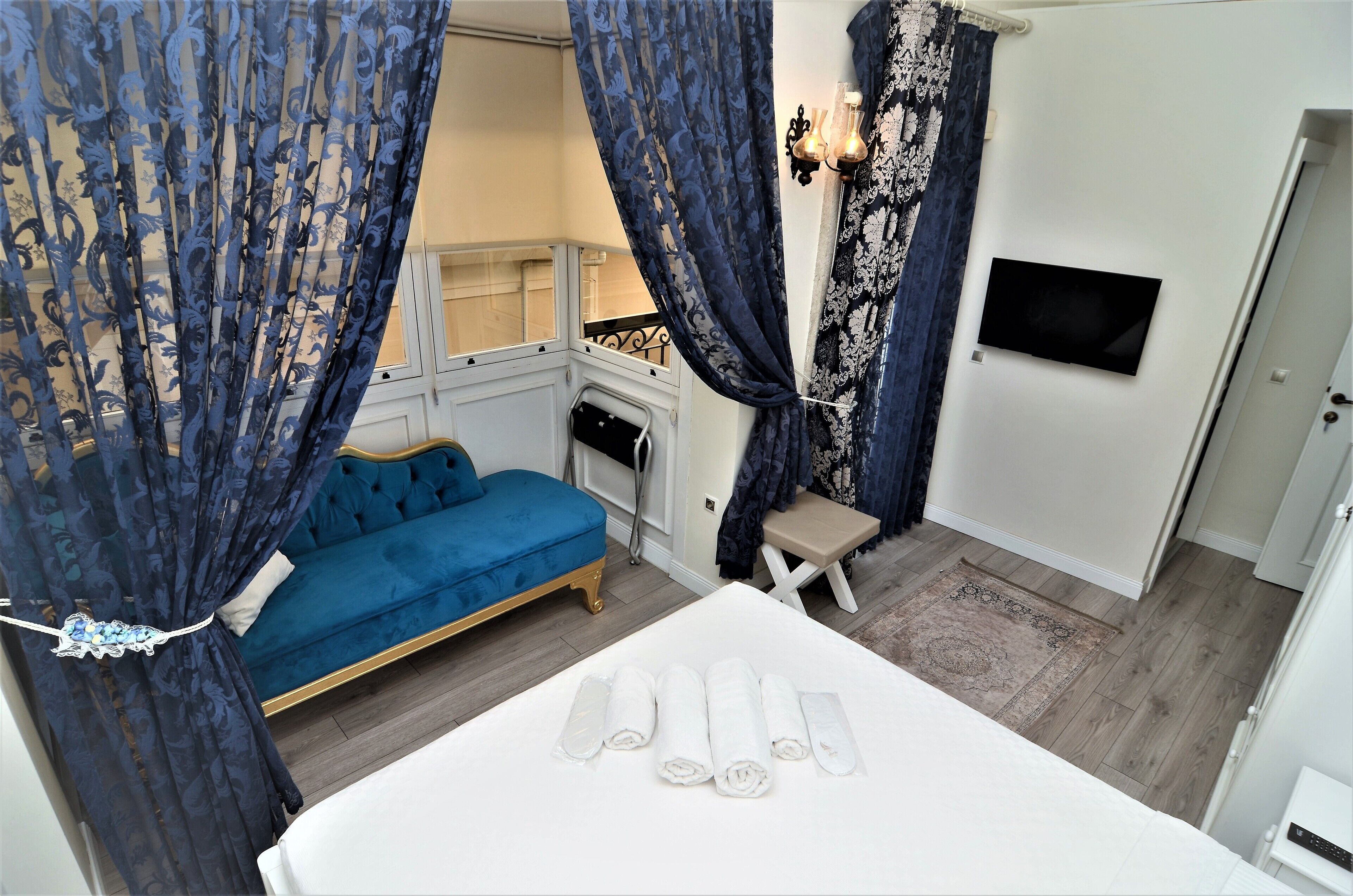 deluxe room | 1 bedroom, premium bedding, minibar, in-room safe