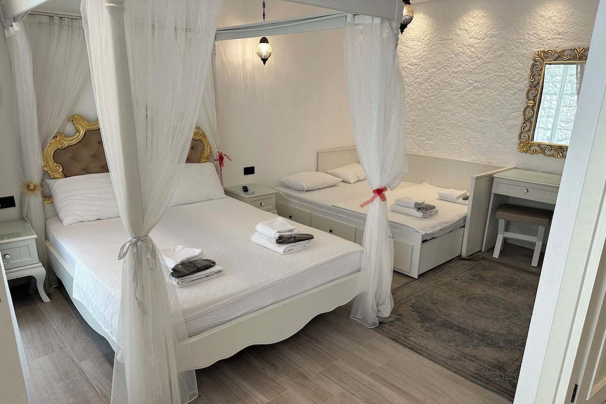 Habitación cuádruple, vistas al jardín | Ropa de cama de alta calidad, minibar, caja fuerte