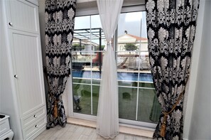 Habitación triple estándar, vistas a la piscina | Sábanas de algodón egipcio, ropa de cama de alta calidad, minibar