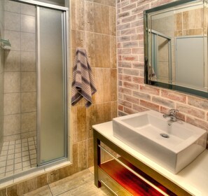 Apartment, 1 Bedroom | Bathroom | Shower, towels