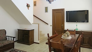 Villa, 2 Bedrooms | In-room dining - Ines-Villa 100mt dal mare (Fondi)