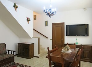 Villa, 2 Schlafzimmer | Essbereich im Zimmer