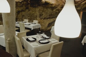 Petit déjeuner, déjeuner et dîner servis sur place