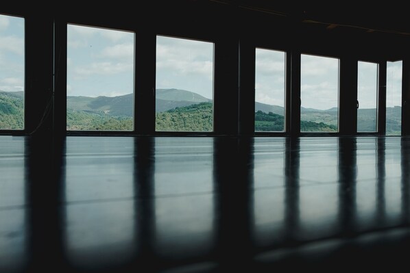 Bureau, draps fournis, accès pour personnes à mobilité réduite