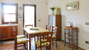 Villa, 2 Schlafzimmer | Essbereich im Zimmer
