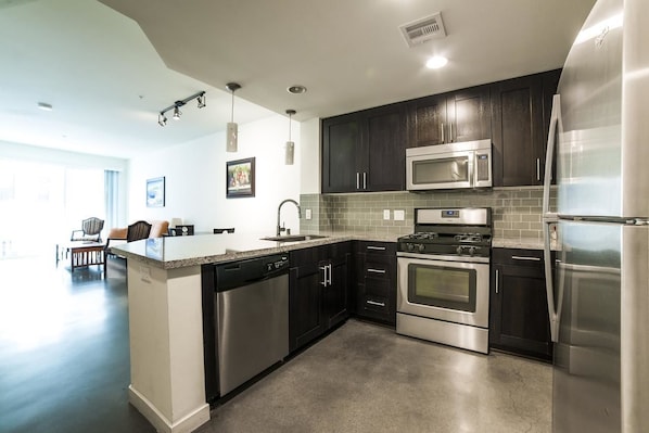 Appartement, 2 chambres | Cuisine privée | Grand réfrigérateur, micro-ondes, four, plaque de cuisson