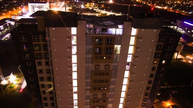 Bagian depan properti - sore/malam