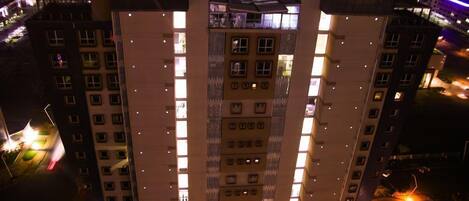 Fachada de la propiedad por la tarde o noche