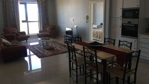 Apartemen, pemandangan kota | Area keluarga | Televisi LCD 60-inci dengan saluran TV satelit dan TV