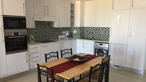 Apartemen, pemandangan kota | Dapur pribadi | Lemari es besar, microwave, dan peralatan masak/sendok-piring