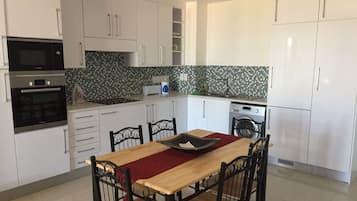 Căn hộ, quang cảnh thành phố | Bếp riêng | Tủ lạnh, lò vi sóng, dụng cụ nấu nướng/bát dĩa/dao nĩa