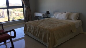 Apartemen, pemandangan kota | Meja kerja, kedap suara, setrika/meja setrika, dan Wi-Fi gratis