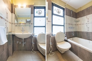 Shower, rainfall showerhead, free toiletries, towels