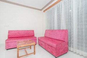 TV - OYO 12045 Dollars Nest (Bengaluru)