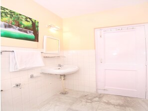 Double or Twin Room | Bathroom | Shower, rainfall showerhead, free toiletries, towels