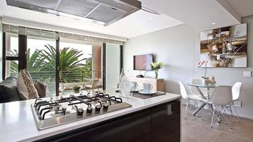 Full-size fridge, microwave, oven, stovetop