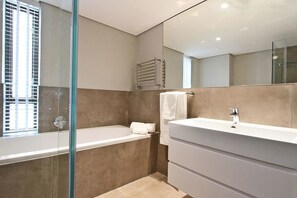 Appartamento, 1 camera da letto | Bagno | Vasca e doccia separate, asciugacapelli, asciugamani, shampoo