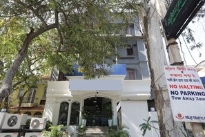 Exterior - OYO 12075 Hotel Regalia Retreat (New Delhi)