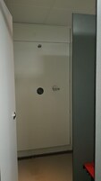 Una puerta cerrada con una cerradura y un ojo de cerradura.