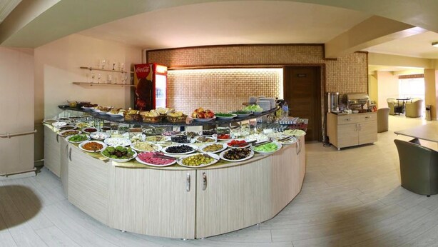 Un'area buffet con diversi cibi e un frigorifero Coca-Cola.
