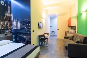 Desk, laptop workspace, blackout curtains, soundproofing - Apart Hotel Porta Nuova (Milan)