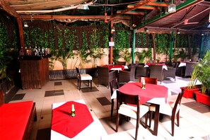 Outdoor dining - Hotel Orritel West (Mumbai)