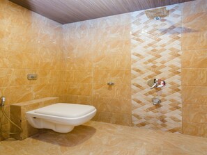 Doppel- oder Zweibettzimmer | Badezimmer | Dusche, Regendusche, kostenlose Toilettenartikel, Handtücher