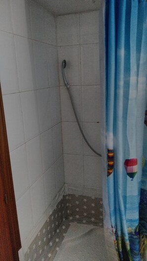 Shared Dormitory, Mixed Dorm (1 bed in 7 Bed Dorm) | Bathroom shower