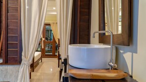 Regadera, amenidades de baño gratuitas, secadora de cabello, batas