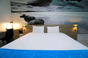 Individually decorated, individually furnished, desk, blackout curtains - Brit Hotel Confort Le Polder Gravelines (Gravelines)
