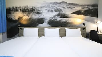 Triple Room | Individually decorated, individually furnished, desk, blackout drapes