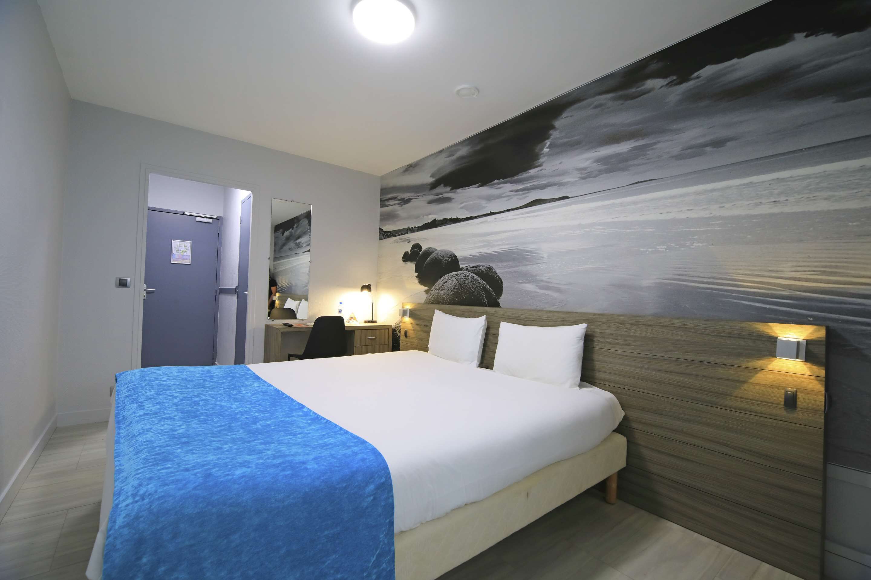 Individuell dekoriert, individuell eingerichtet, Schreibtisch