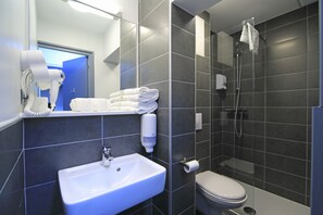 Een bad, gratis toiletartikelen, handdoeken