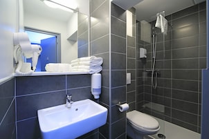 Bañera, artículos de tocador gratuitos, toallas