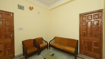 Double or Twin Room | Living room | TV