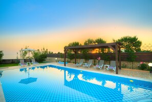 Outdoor pool, an infinity pool, pool umbrellas, pool loungers - Villa Sofia (Corfu)