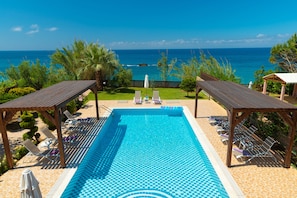 Piscine extérieure, piscine à débordement, parasols de plage