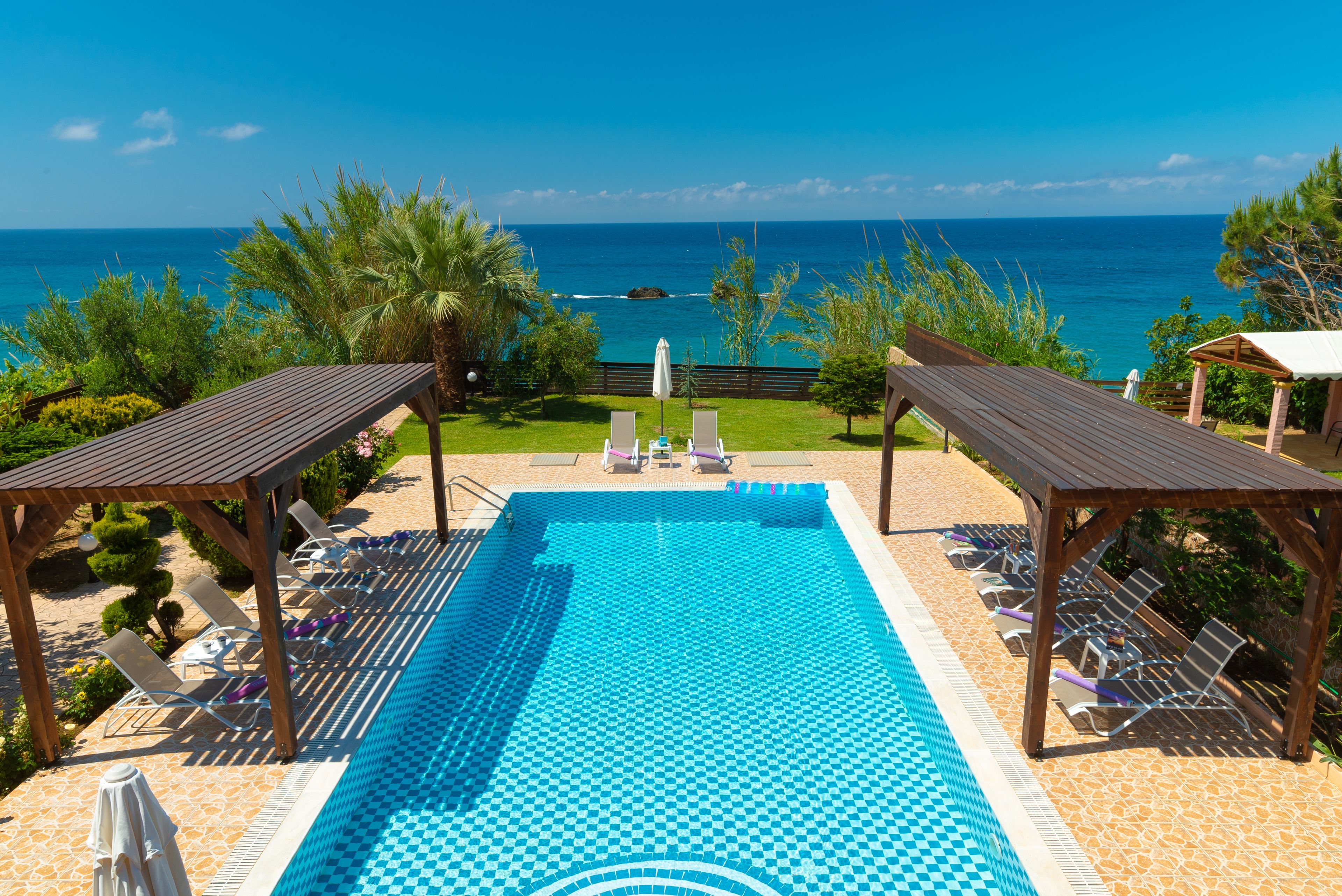 Outdoor pool, an infinity pool, pool umbrellas, pool loungers - Villa Sofia (Corfu)