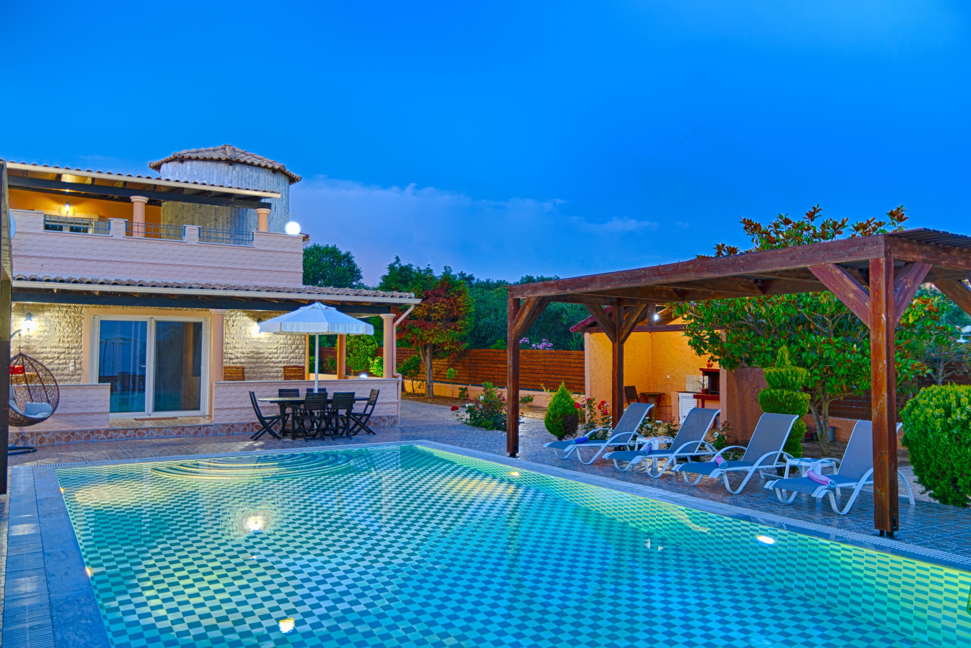 Outdoor pool, an infinity pool, pool umbrellas, sun loungers