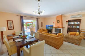 Flat-screen TV, fireplace - Villa Sofia (Corfu)