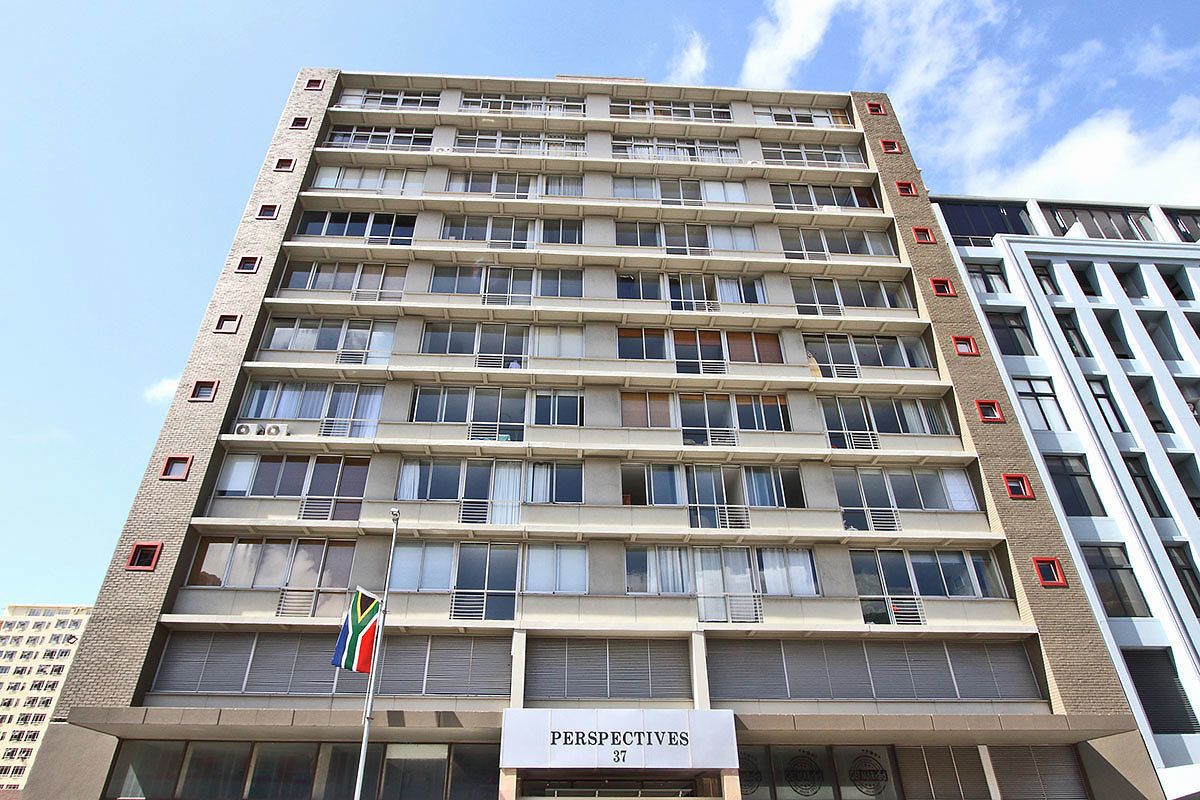 Um edifício com vários andares e uma placa com a inscrição 