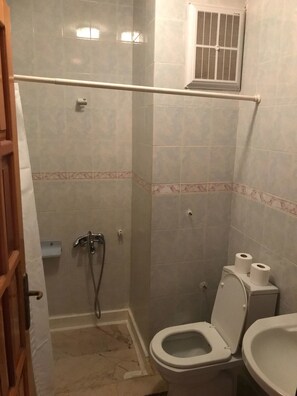 Standard-Apartment, 1 Schlafzimmer | Badezimmer | Dusche, kostenlose Toilettenartikel, Handtücher