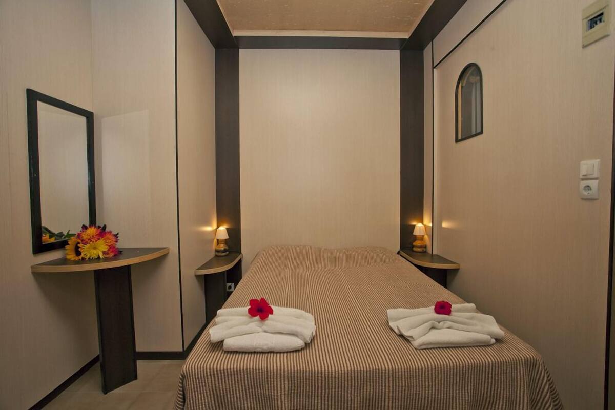 Tabla de planchar con plancha, wifi gratis y ropa de cama